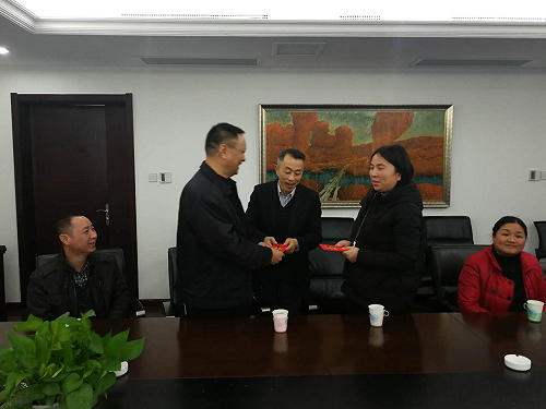 �ϲ���Ͷ���ſ�չο������Ա������ů��̸�˶�